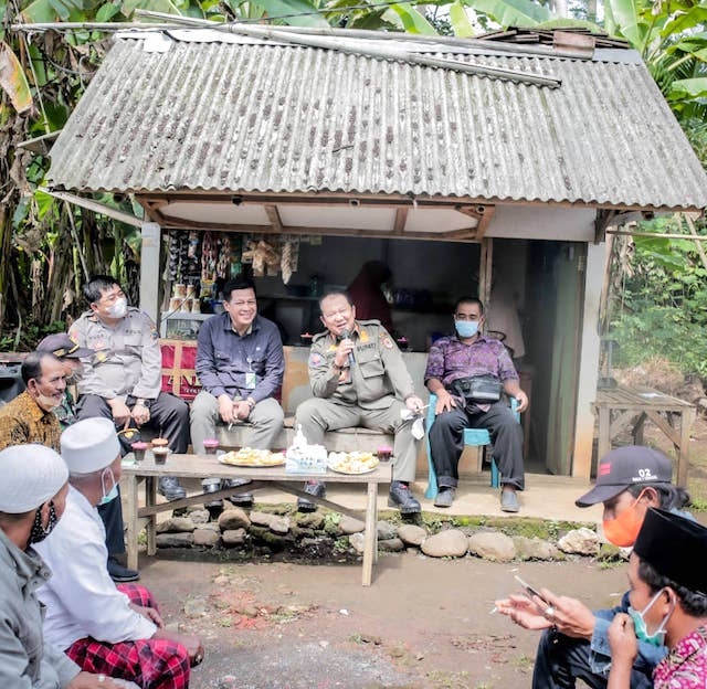 Pemkab Jember Serahkan 11 Santunan Jamsostek di Desa Keramat, Tanggul